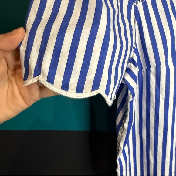 Blue Striped Top and White Pants Outfit - Picture 6 of 12